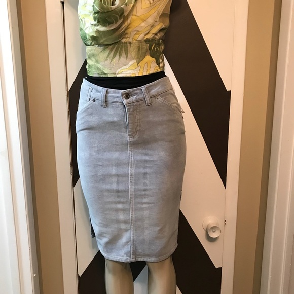 Guess Dresses & Skirts - EUC GUESS jeans authentic Knee LENGHT Skirt.